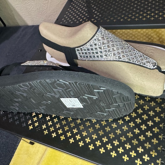 518.522. 524. . NEW SIZE 10 Skechers Black Sandals with Rhinestone Accents - Picture 4 of 8